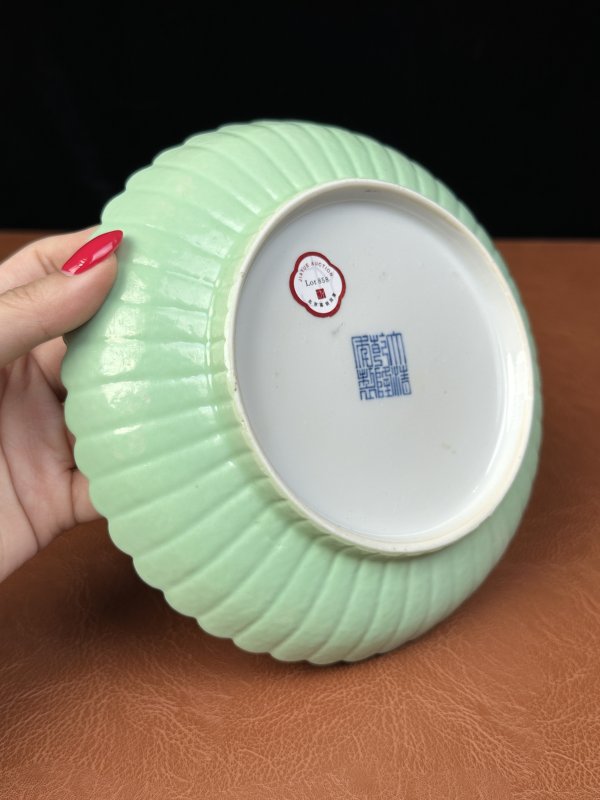 清乾隆 秋葵绿釉菊瓣盘一对 - 图16