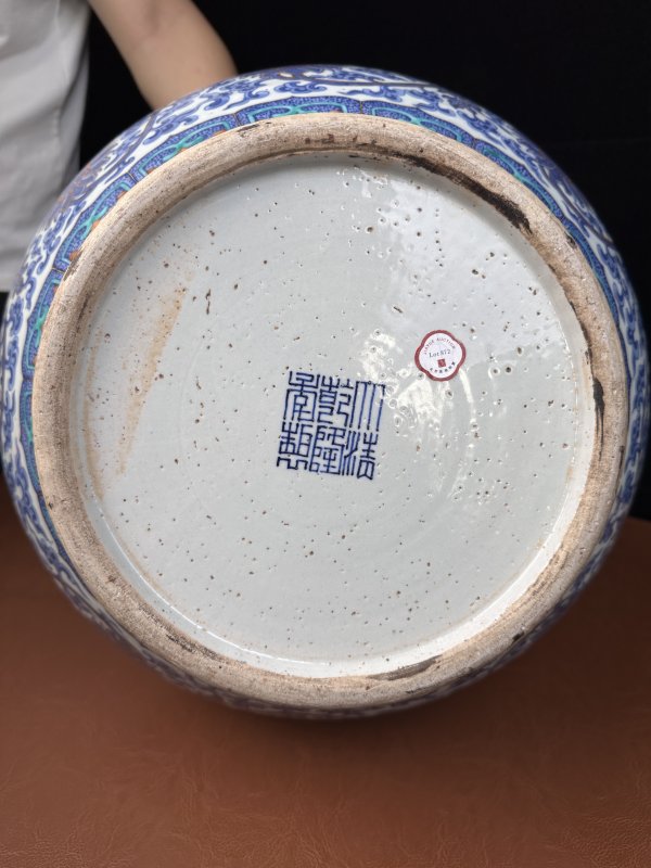 清 斗彩缠枝莲托八宝纹贯耳尊 - 图15