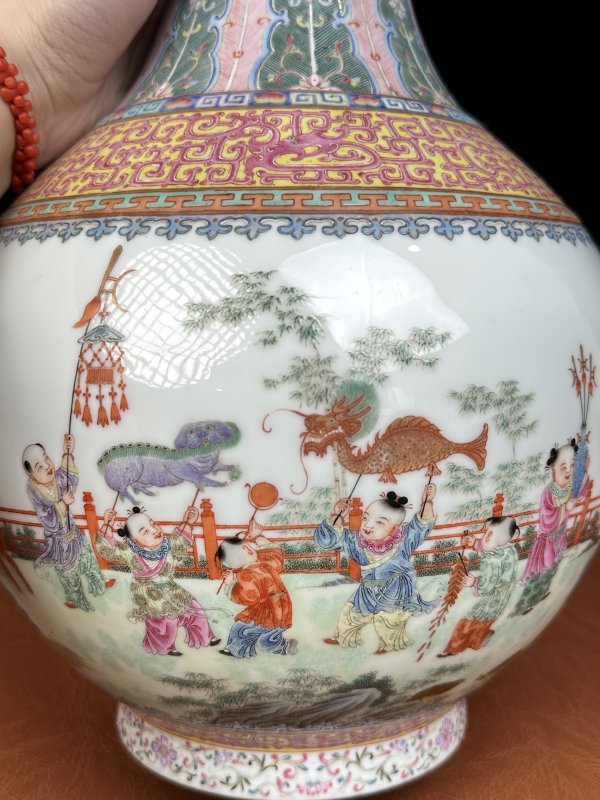 民国 粉彩百子闹春图赏瓶 - 图10