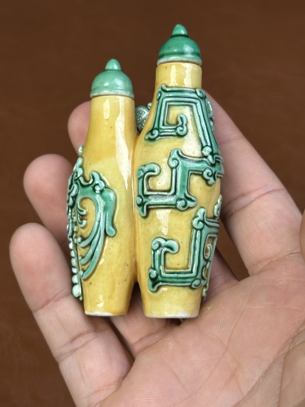 清道光 黄地绿彩夔凤纹双联鼻烟壶 - 图5