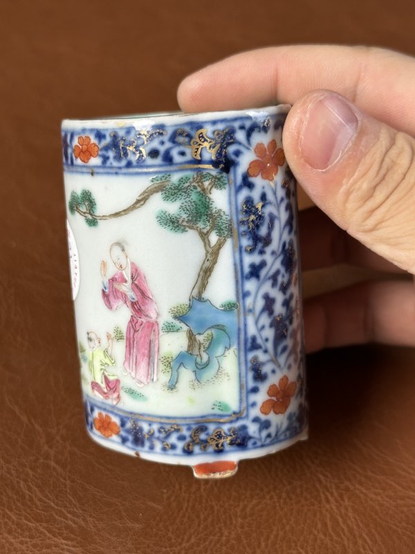 清乾隆  粉彩人物纹海棠形笔筒 - 图8