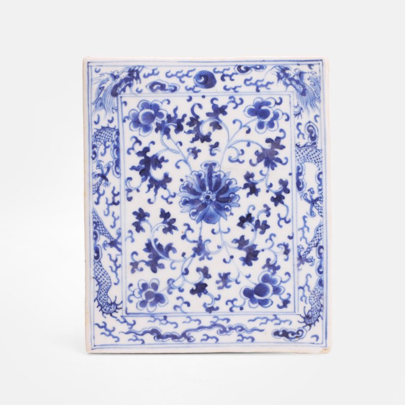 清晚期 青花缠枝莲纹瓷板 | A Chinese blue and white porcelain plaque late Qing dynasty, of rectangular form - 图2