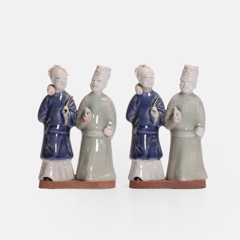 清乾隆 外销人物立像 一组两件 | Two Chinese export biscuit groups Qianlong (1736-1795), each modelled as a couple - 图2