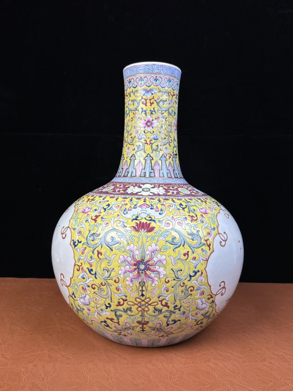 民国  黄地粉彩缠枝莲开光四爱图天球瓶 - 图4