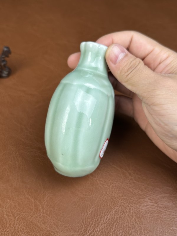 清乾隆 粉青釉瓜棱小瓶 - 图6