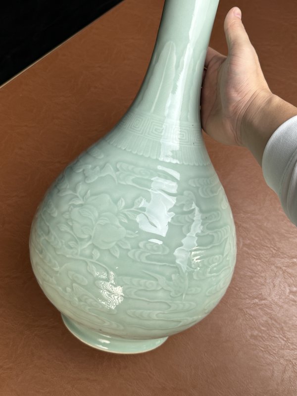 清乾隆 粉青釉模印云蝠纹胆瓶 - 图5