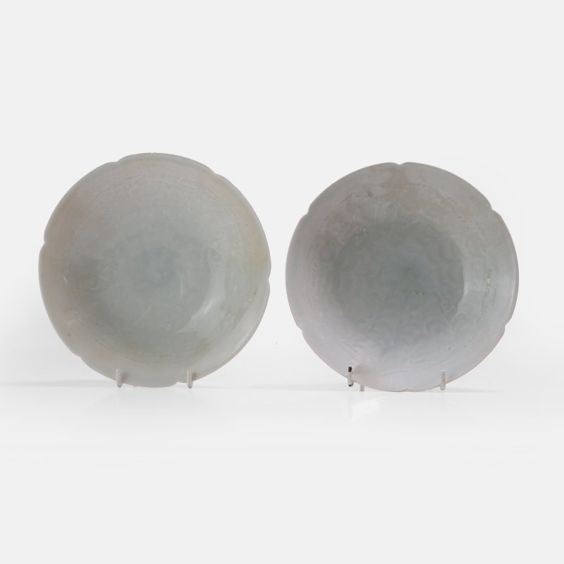 南宋 青白釉水波纹花口碗 一组两件 | Two Chinese qingbai-glazed bowls Southern Song dynasty (1127-1279), each of lobed shallow form - 图3