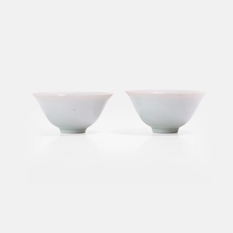 南宋 青白釉梅花纹杯 一对 | A pair of Chinese qingbai-glazed teacups Southern Song dynasty (1127-1279), each with rounded sides rising to a flared unglazed rim - 图1