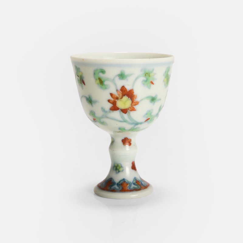 明成化(可能) 斗彩缠枝莲纹高足杯 | A Chinese doucai stem cup probably Chenghua (1465-1487), the deep rounded sides rising from a tall - 图5