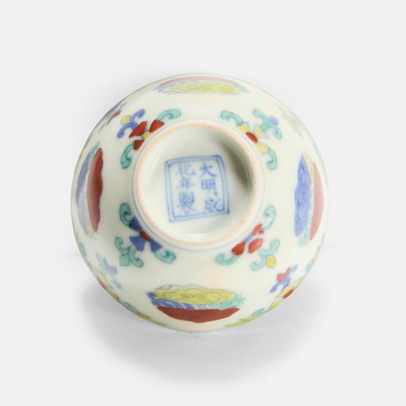 明成化 斗彩灵芝祥云纹杯 | A Chinese doucai cup Chenghua (1465-1487), the rounded sides rising from a circular foot - 图2