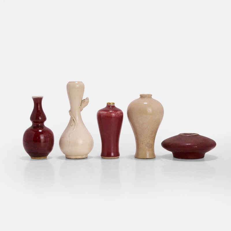 清或更晚 单色釉 一组五件 | Five Chinese monochrome vases Qing dynasty or later, in white or red glazes - 图2