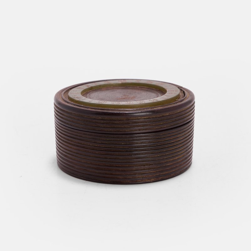 清 嵌诗题玉环硬木弦纹圆盖盒 | A Chinese hardwood box and cover Qing dynasty (1644-1911), of circular form with horizontal ribs