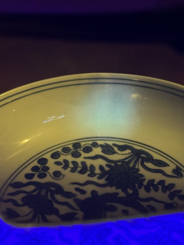 明万历 青花莲池清白礼贵鱼藻纹盘 - 图12