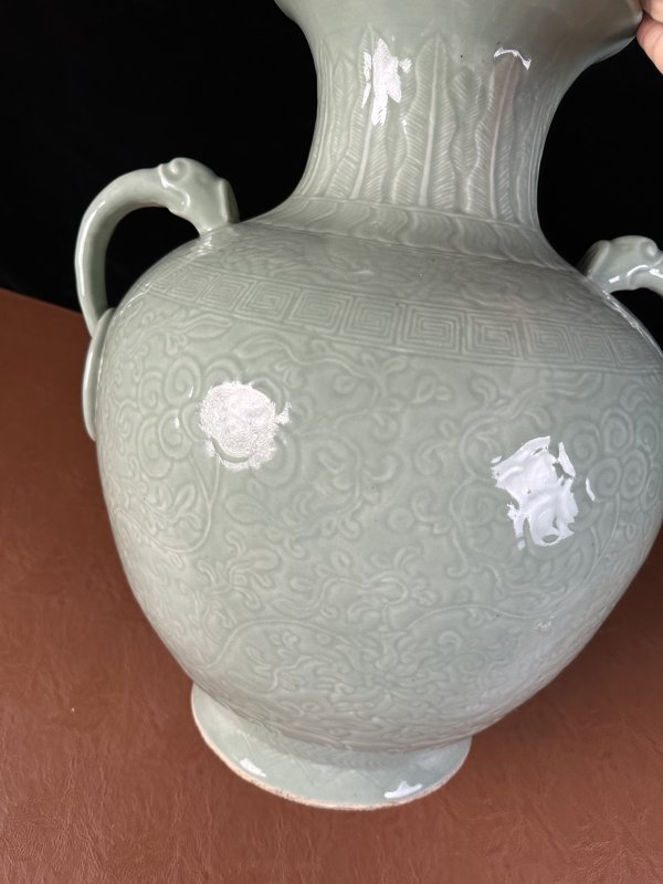 清中期 青釉暗刻缠枝花卉纹双耳瓶 - 图4