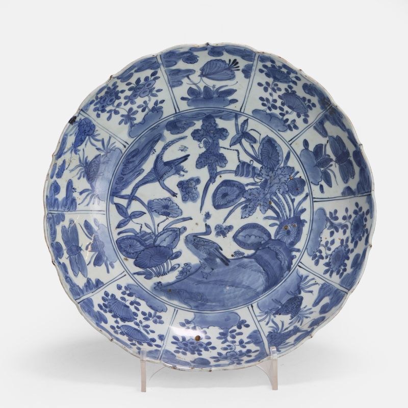 明万历 克拉克式荷塘纹花口盘 | A Chinese Kraak blue and white charger Wanli (1573-1620), the rounded sides rising from a circular foot to a lobed rim - 图2