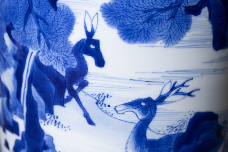 清康熙 青花鹿鹤同春图棒槌瓶 | A Chinese blue and white vase Kangxi (1662-1722) of rouleau form with a cylindrical neck and a galleried rim - 图4