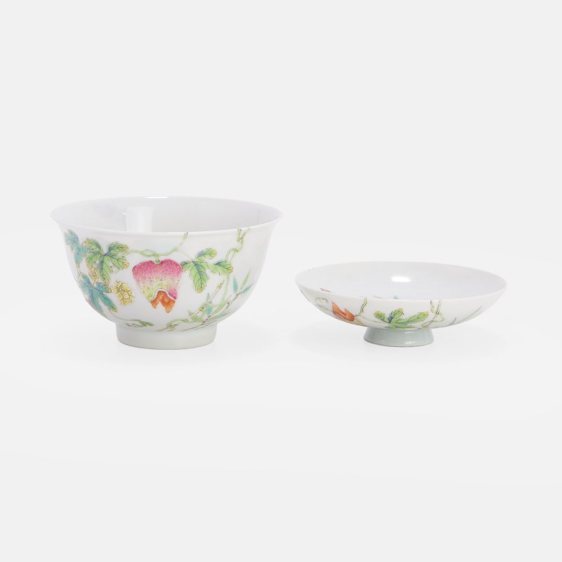 清道光 粉彩过枝籁瓜纹盖碗 《大清道光年制》青花篆书款 | A Chinese famille rose cup and cover Daoguang (1821-1850), the deep rounded sides rising from a short foot to an everted rim - 图2