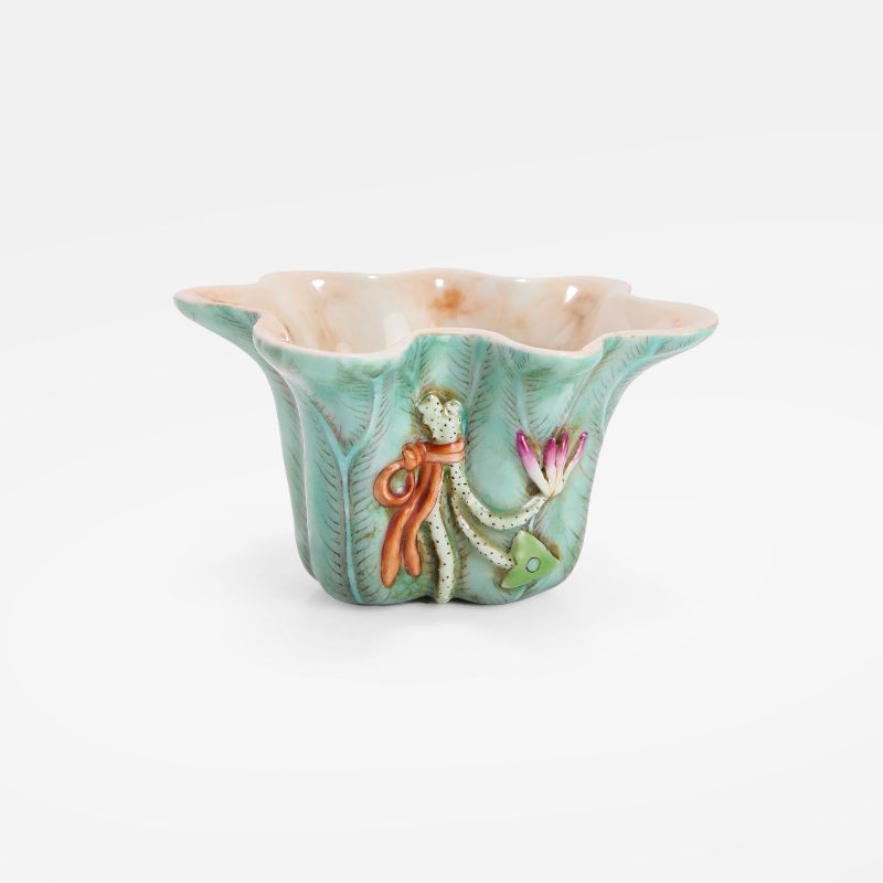 清晚期 仿大理石纹荷叶式杯 | A Chinese famille rose cup late Qing dynasty, in the shape of a lotus leaf - 图3