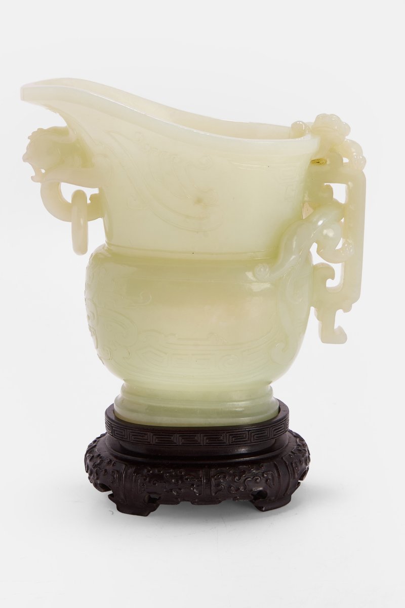 清 玉雕仿古龙凤呈祥纹觥 连木底座 | A Chinese jade gong vessel Qing dynasty (1644-1911), in the form of an archaic bronze - 图4