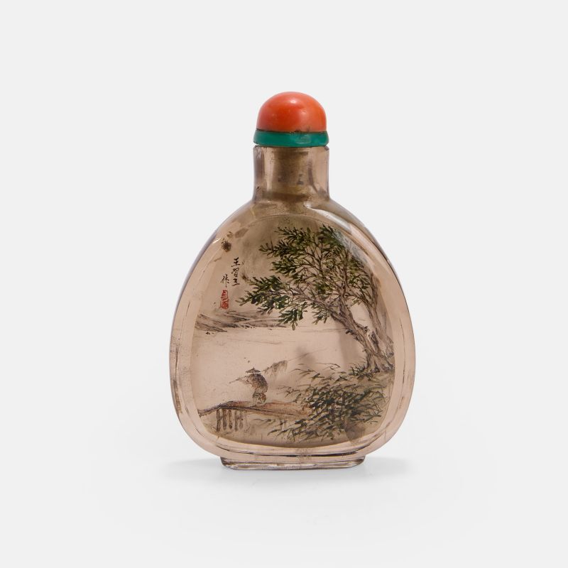 二十世纪 王习三作 烟晶内画渔牧图鼻烟壶 | A Chinese inside-painted smoky quartz snuff bottle 20th century, the compressed pear-shaped body decorated with a fisherman by a lake