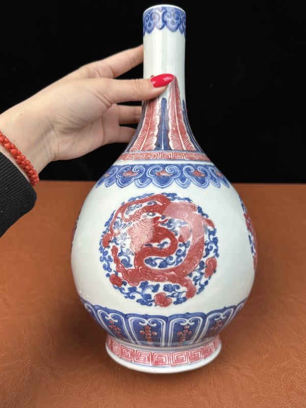 清乾隆 青花釉里红团龙衔灵芝纹胆式瓶 - 图8
