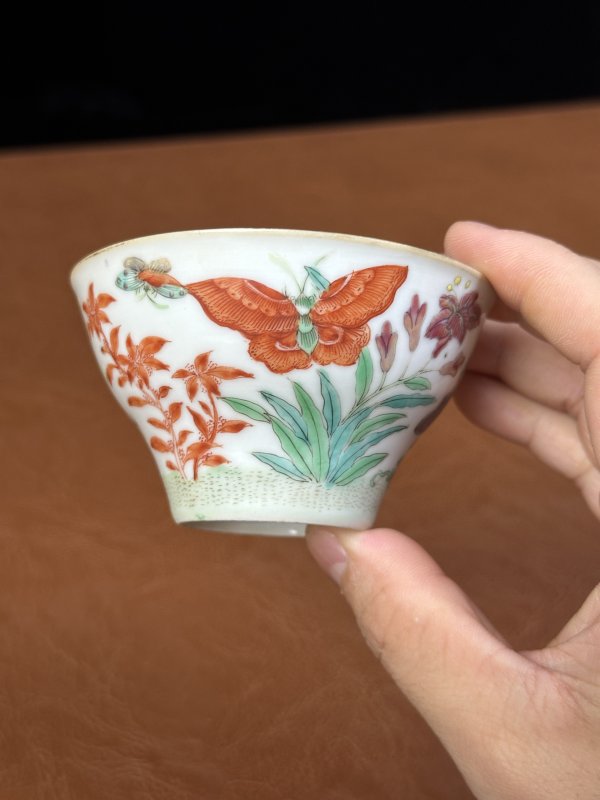 清嘉庆 粉彩蝶恋花卉纹茶杯 - 图2