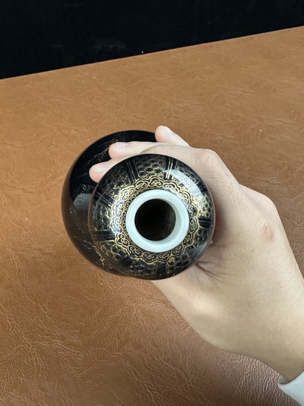 清康熙 乌金釉描金蒜头瓶 - 图10