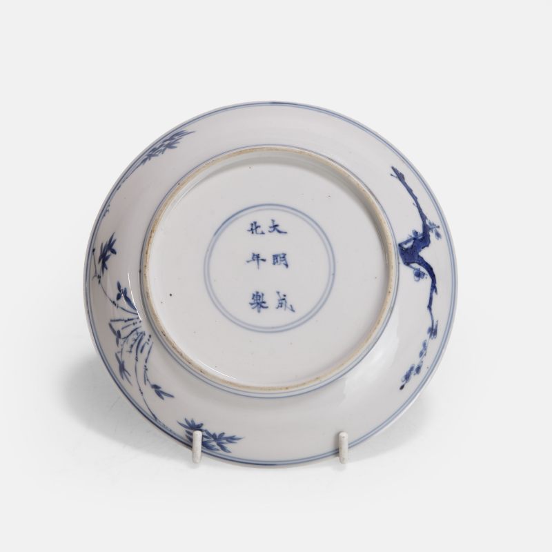 清康熙 青花锦鸡牡丹纹碟 《大明成化年制》青花楷书款 | A Chinese blue and white dish Kangxi (1662-1722), the rounded sides rising from a circular foot to a slightly flared rim