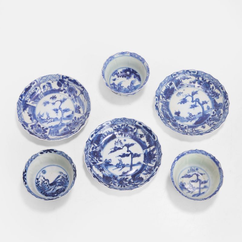 清十八世纪 青花松鹿纹茶杯及碟 | Three Chinese blue and white teacups and saucers 18th century, each of lobed form