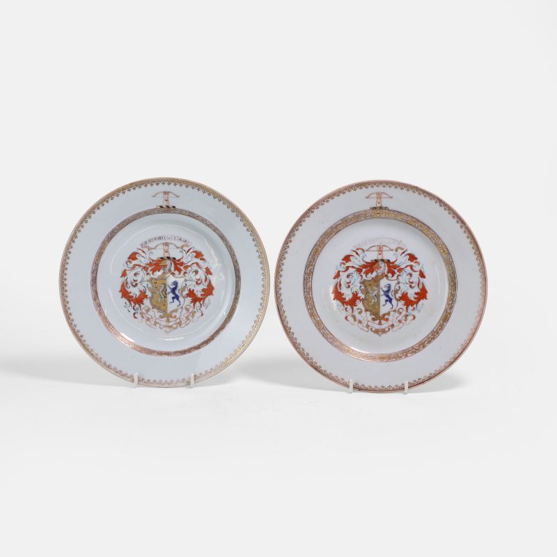 清十八世纪 外销粉彩徽章纹盘 一对 | A pair of Chinese export famille rose armorial plates 18th century, of circular form - 图2