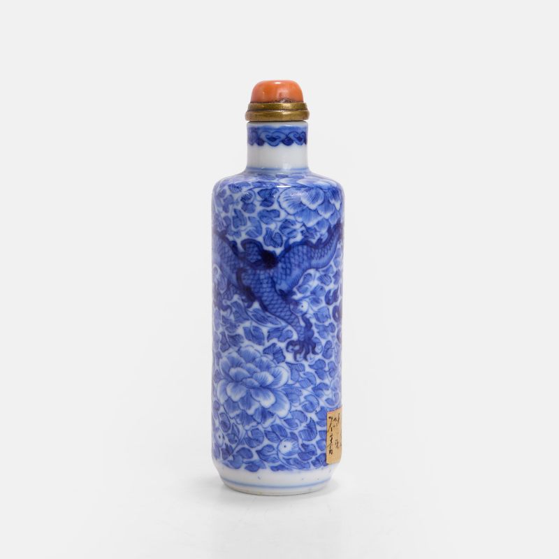 清晚期 青花龙穿牡丹纹鼻烟壶 | A Chinese blue and white snuff bottle late Qing dynasty, of cylindrical form - 图2