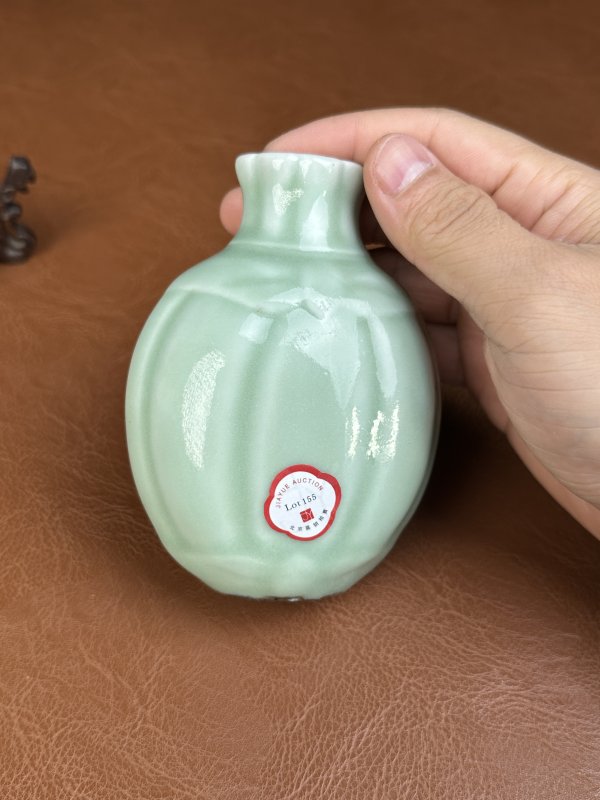 清乾隆 粉青釉瓜棱小瓶 - 图7