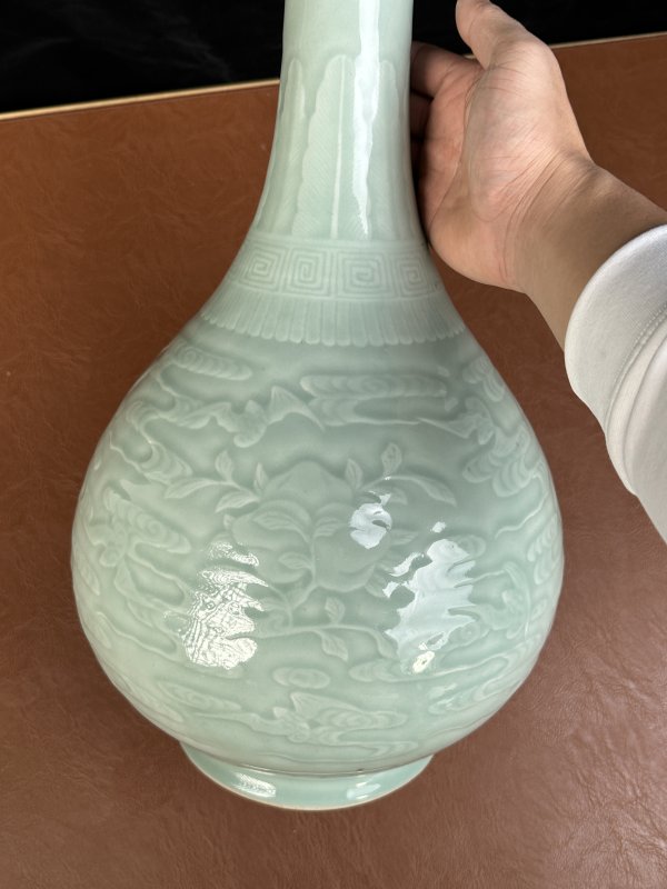 清乾隆 粉青釉模印云蝠纹胆瓶 - 图6