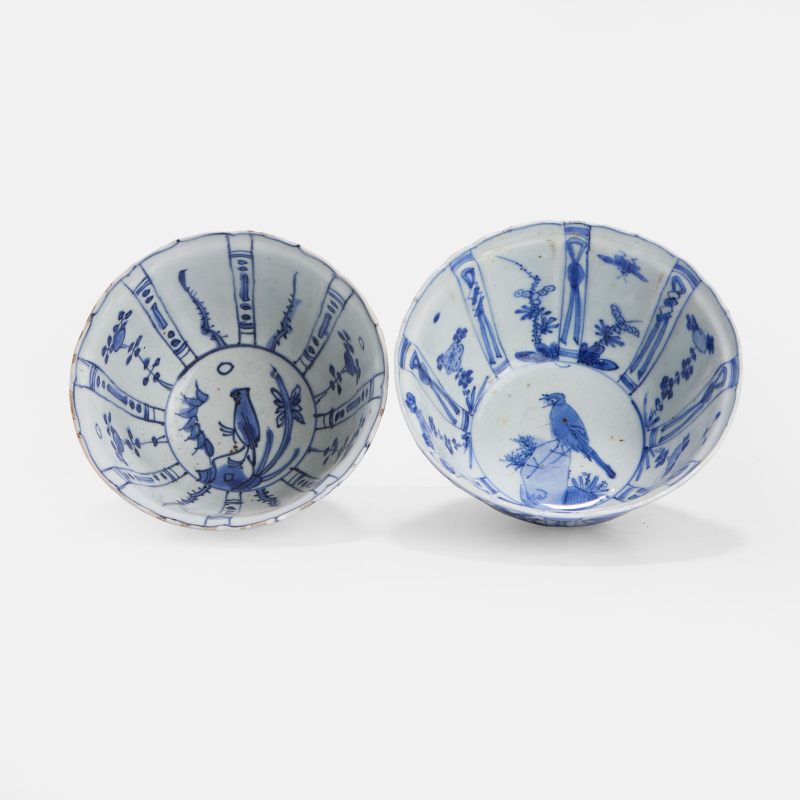 明万历 青花克拉克式花鸟图花口碗 一组两件 | Two Chinese Kraak blue and white 'crowcup' bowls Wanli (1573-1620), each of lobed form - 图1