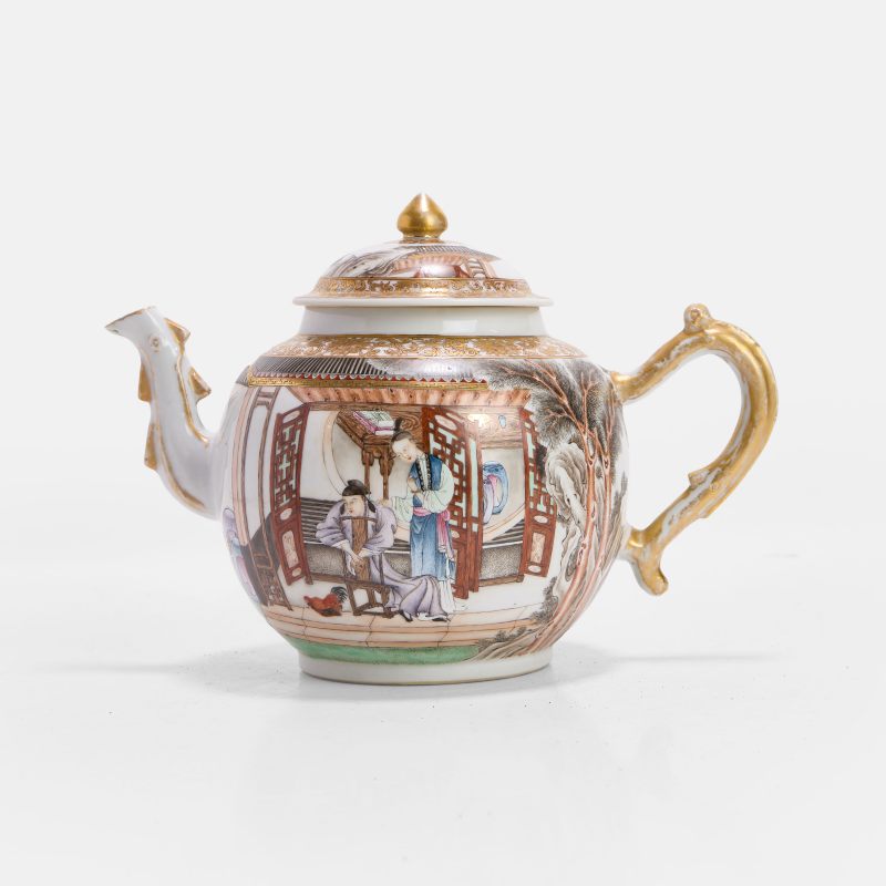 清十八世纪 外销粉彩描金暗春宫图茶壶 | A large Chinese export famille rose teapot 18th century, of globular form with a scroll handle - 图3