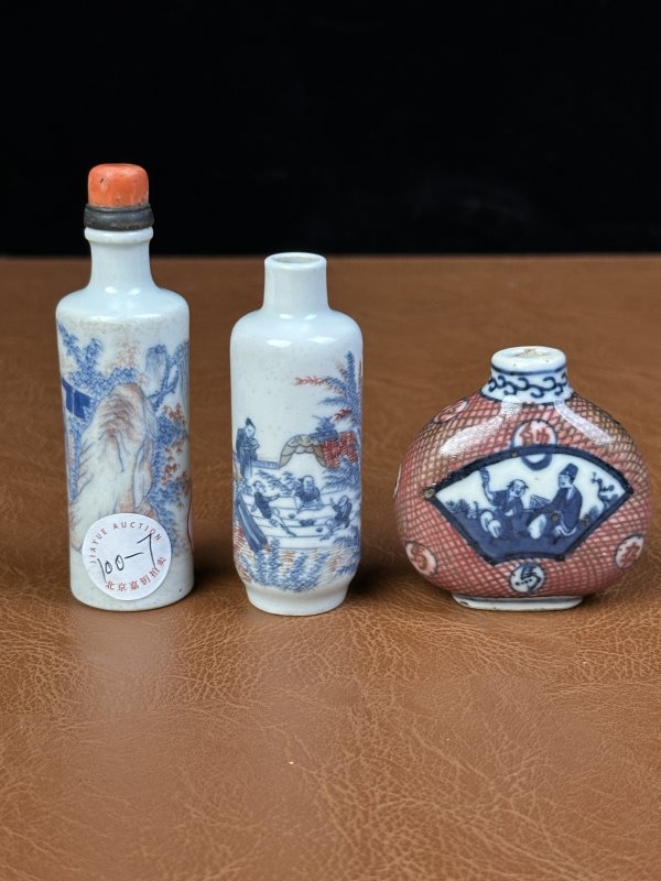 清中期  青花釉里红人物鼻烟壶三只 - 图2