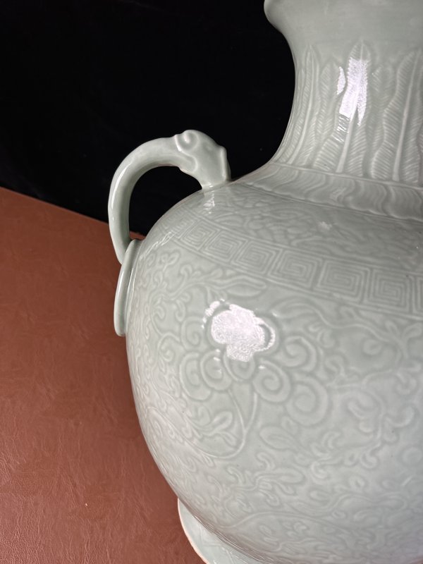 清中期 青釉暗刻缠枝花卉纹双耳瓶 - 图5