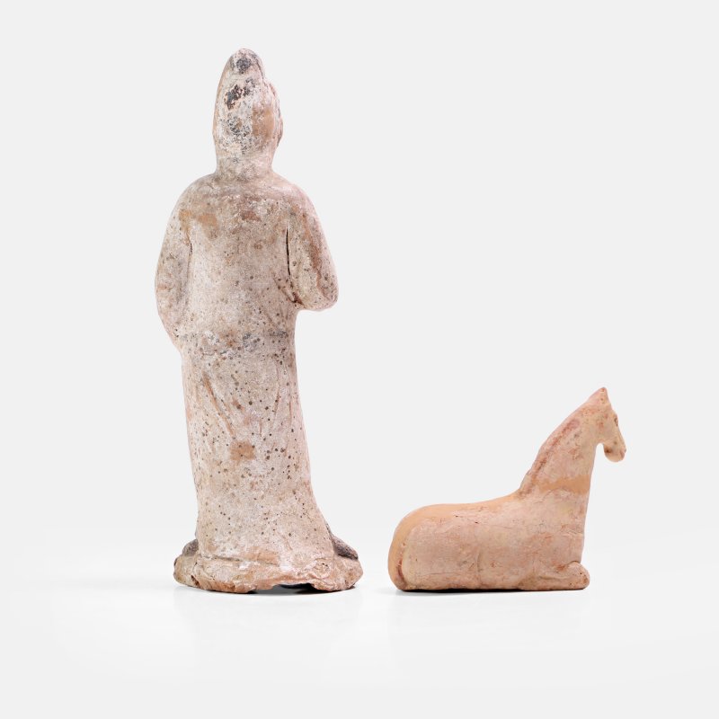 唐 彩绘陶马倌俑 及 卧马 一组两件 | Two Chinese pottery figures Tang dynasty (618-907), one of a recumbent horse - 图2