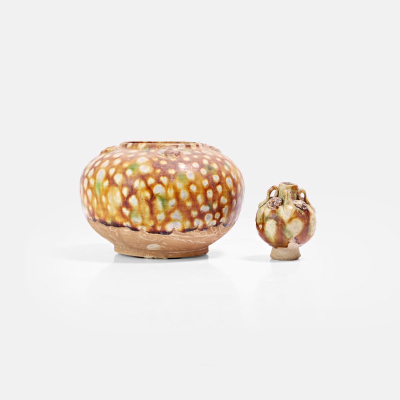 唐 三彩罐 一组两件 | Two Chinese sancai-glazed earthenware Tang dynasty (618-907), one ovoid jar with four studs to the shoulder - 图1
