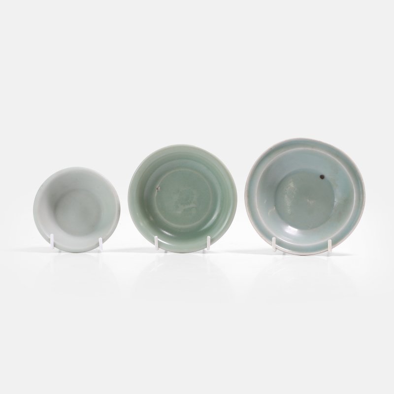 南宋 青釉碟 一组三件 | Three Chinese Longquan celadon-glazed dishes Southern Song dynasty (1127-1279), each with shallow rounded sides rising to a broad flat rim - 图3
