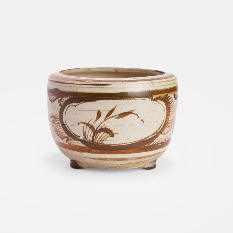 南宋至元 吉州窑白釉褐彩芦苇水波纹三足香炉 | A Chinese Jizhou ware incense burner Southern Song to Yuan dynasties, the rounded cylindrical body supported on three spreading stud feet - 图2