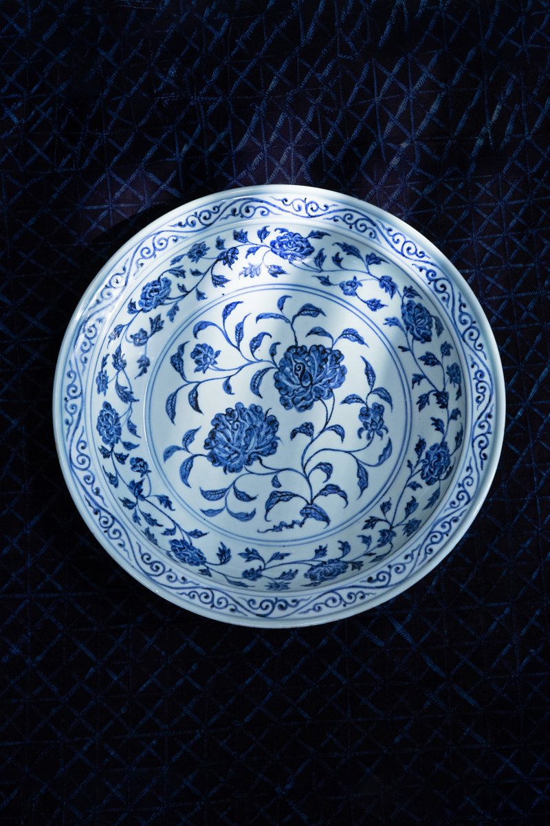 明永乐 青花缠枝牡丹纹大盘 | A rare large Chinese blue and white dish Yongle (1403-1424), finely potted with gently rounded sides rising from a low tapered foot to a broad - 图4