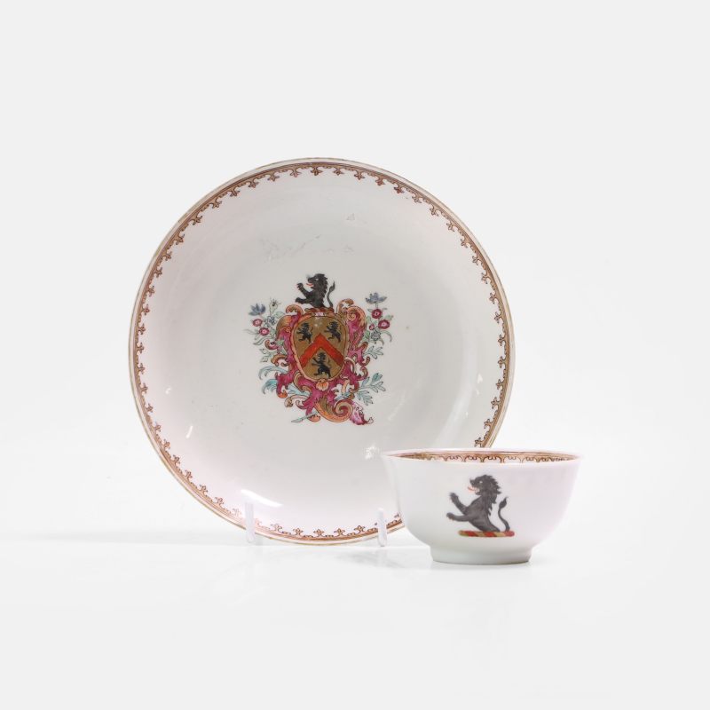 清十八世纪 外销粉彩徽章纹茶杯及碟 | A Chinese export famille rose armorial teacup and saucer 18th century, each of circular form - 图2