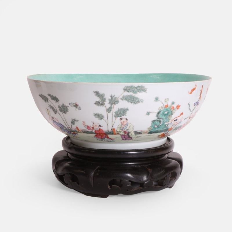 民国 粉彩婴戏图大碗 《麟趾呈祥》矾红楷书款 | A large Chinese famille rose punchbowl Republic period (1912-1949), the rounded sides rising from a circular foot - 图2