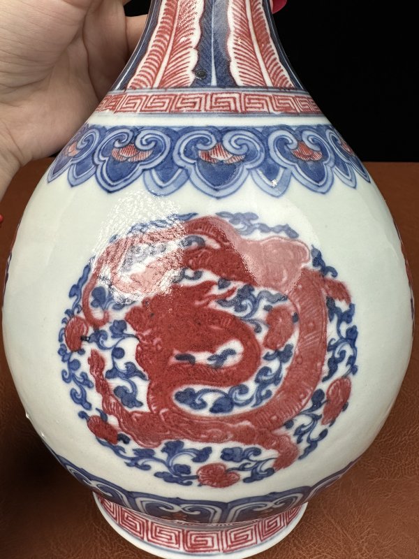 清乾隆 青花釉里红团龙衔灵芝纹胆式瓶 - 图9