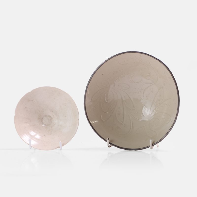 辽 定窑碗 一组两件 | Two Chinese Ding ware bowls Liao dynasty (907-1125), comprising:
one lobed - 图1