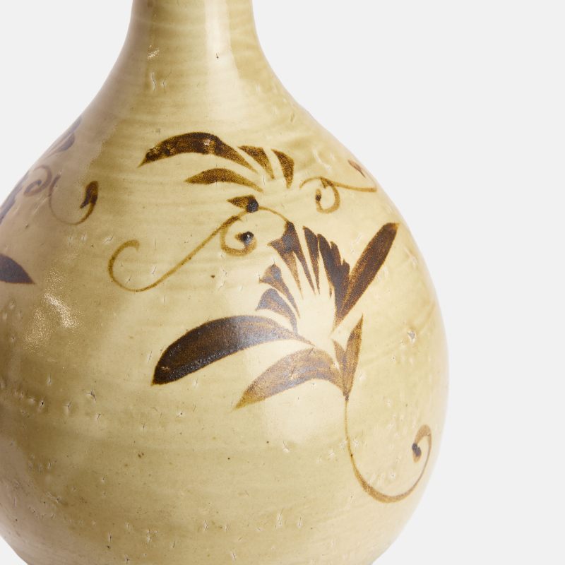 金至元 白釉褐彩折枝花卉纹瓶 | A Chinese Cizhou ware vase Jin to Yuan dynasties, the pear-shaped body rising from a circular foot to a waisted neck and a flared rim - 图1