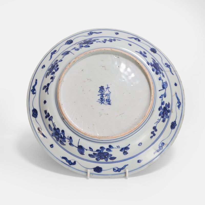 明晚期 青花菊花纹盘 《大明隆庆年制》青花楷书款 | A Chinese blue and white plate late Ming dynasty, of circular form - 图1