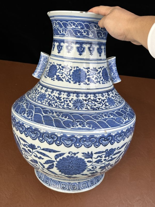 清 青花缠枝蕃莲纹贯耳折肩尊 - 图16