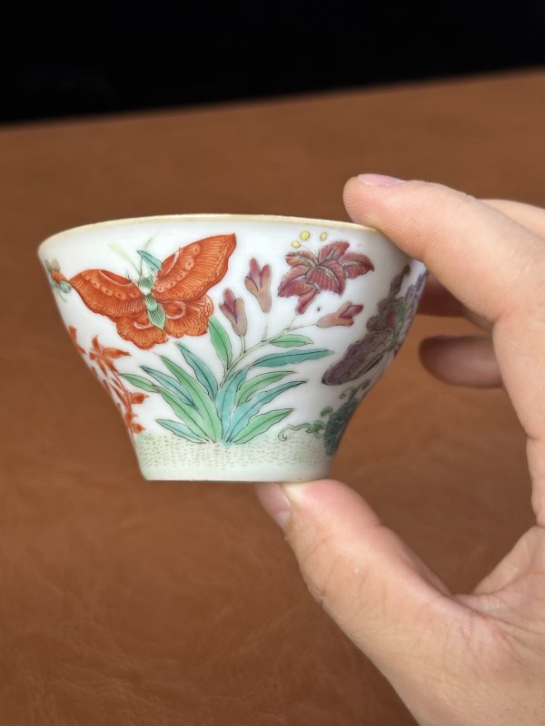 清嘉庆 粉彩蝶恋花卉纹茶杯 - 图3